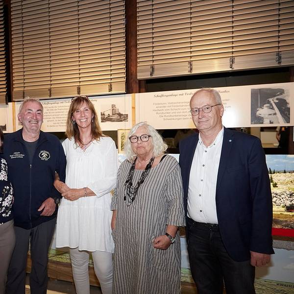 Zwei Männer und drei Frauen, Petra Hansen (v.l.), Günter Nießen, Ela Rübenach, Donata Reinhard und Hans-Peter Schick, stehen in einem Raum des Mechernicher Bergbaumuseum vor einem Modell des Bleibergwerks, das es bis 1957 in der Stadt gab.