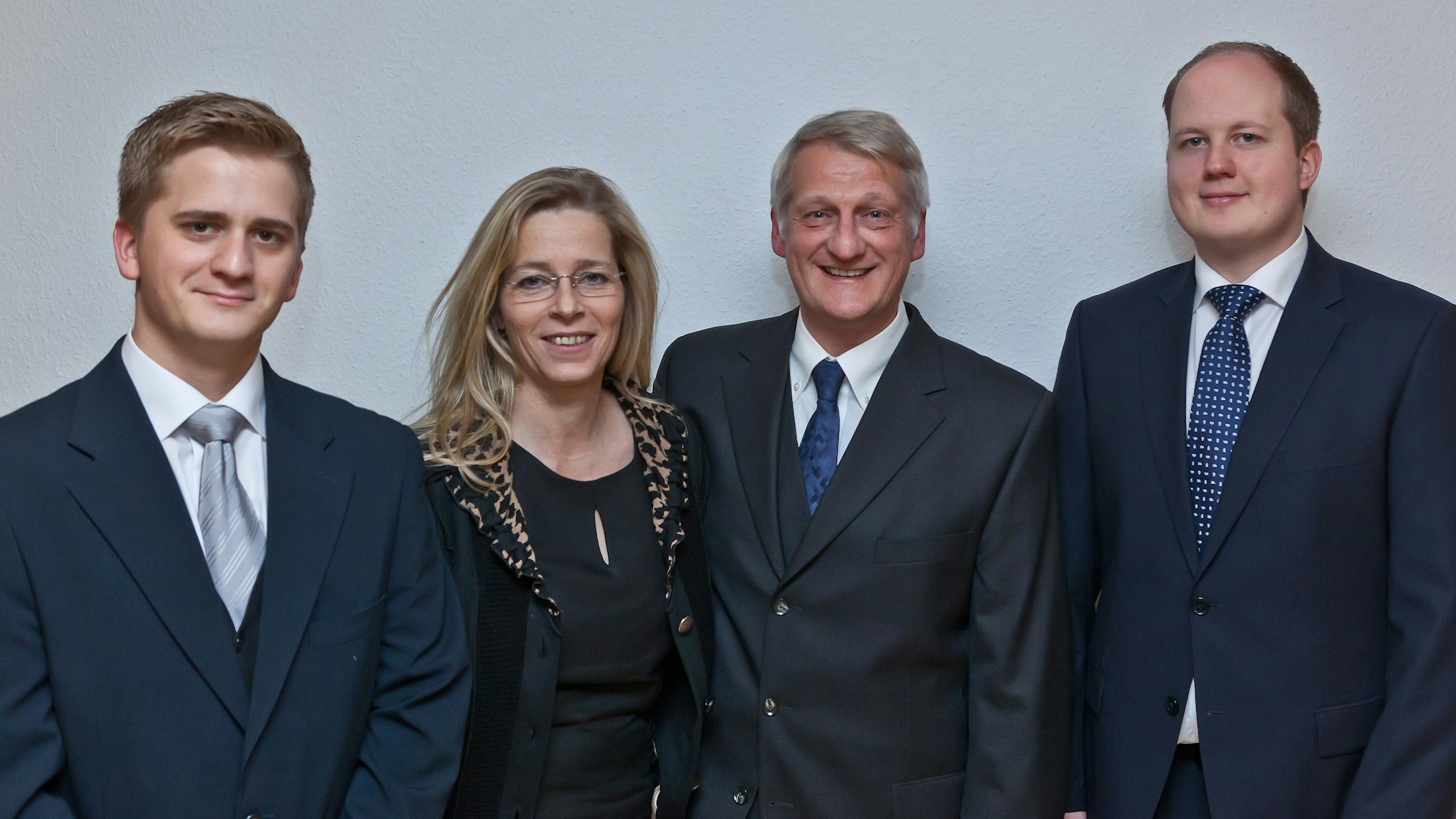 100 Jahre Bestattungsunternehmen Bertram in Leverkusen. Familienunternehmen (v.l.) : Philipp Bertram, Birgitt Bertram, Bernd-Peter Bertram, Maximilian Bertram.