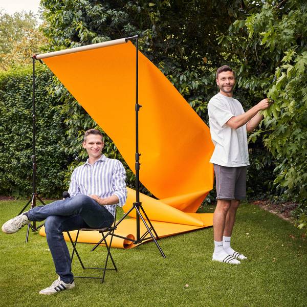 Fabian Köster und Jonas Hector sprechen in ihrem neuen Podcast „Schlag und Fertig“ über Politik und Fußball.