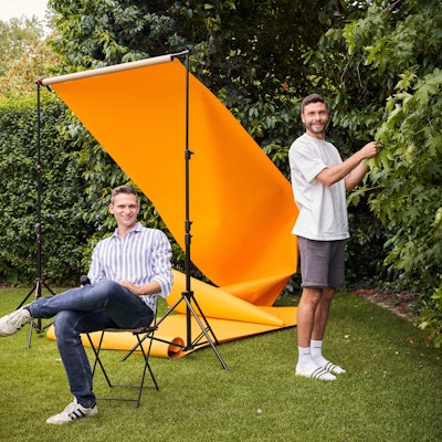 Fabian Köster und Jonas Hector sprechen in ihrem neuen Podcast „Schlag und Fertig“ über Politik und Fußball.