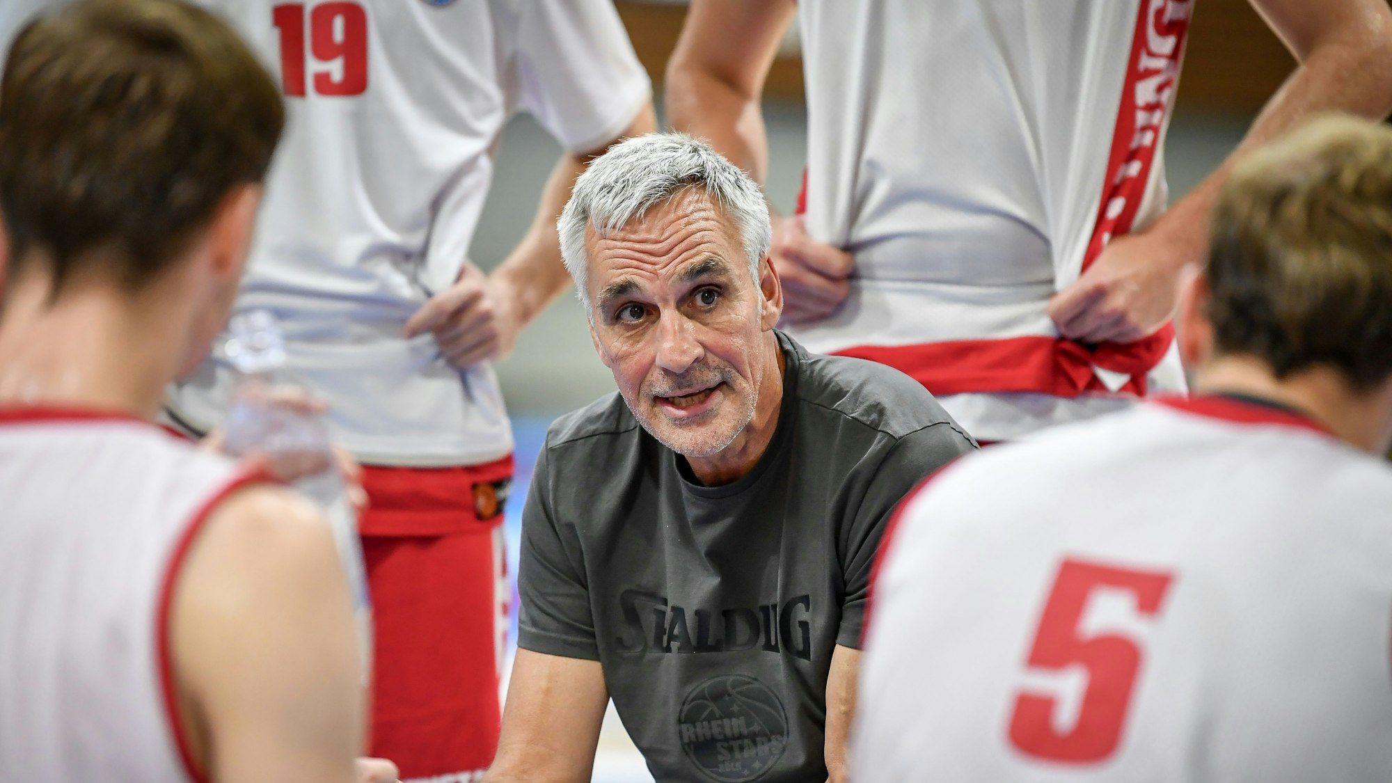 Cheftrainer Stephan Baeck von den RheinStars Köln
+, Testspiel Rheinstars Koeln vs. Deutzer TV am 22.08.2023 in der Basketball Campus Koeln in Koeln (Nordrhein-Westfalen)