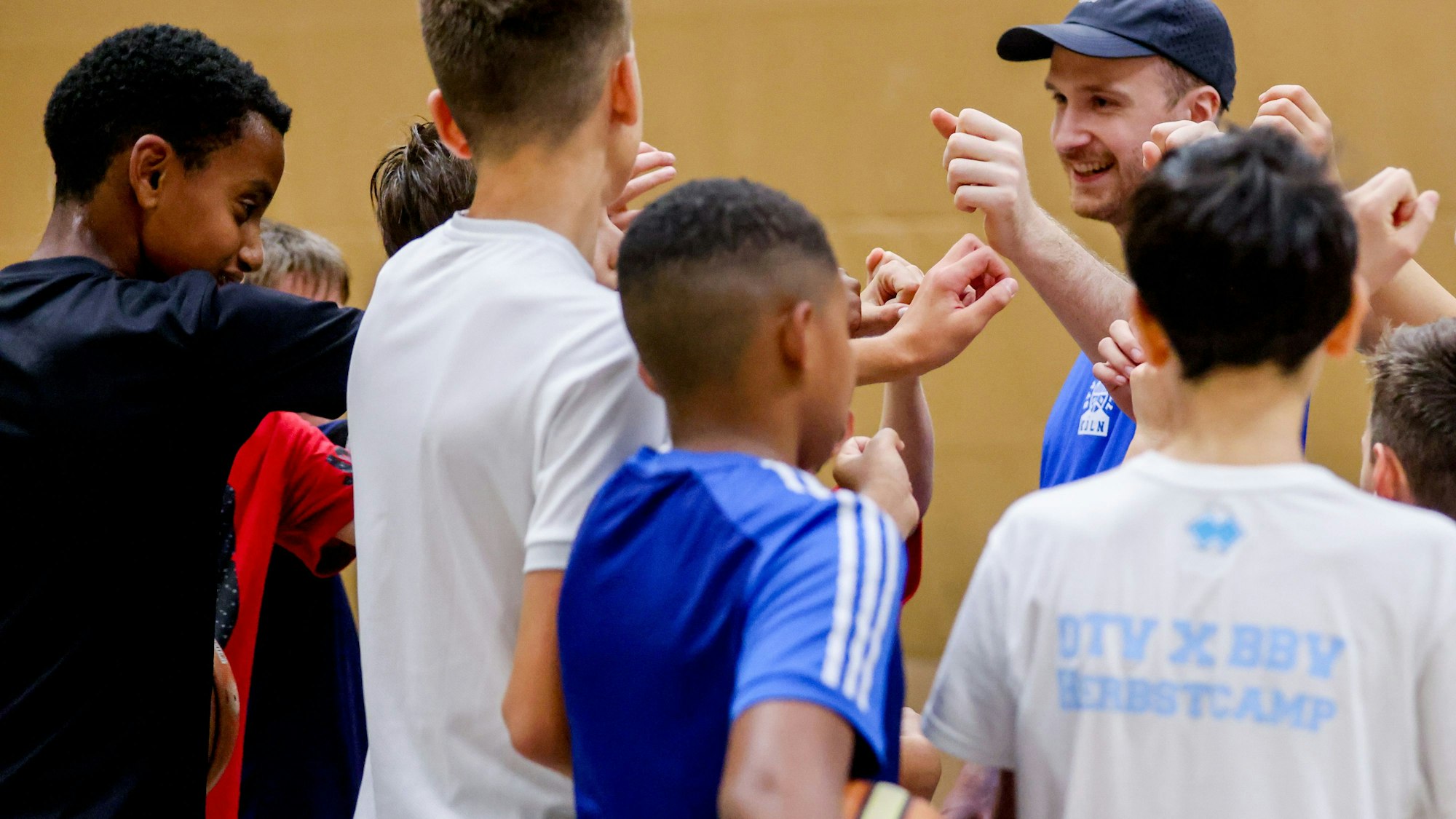DTV-Jugendkoordinator und Coach Anton Krings beim Training mit der U14-Mannschaft.