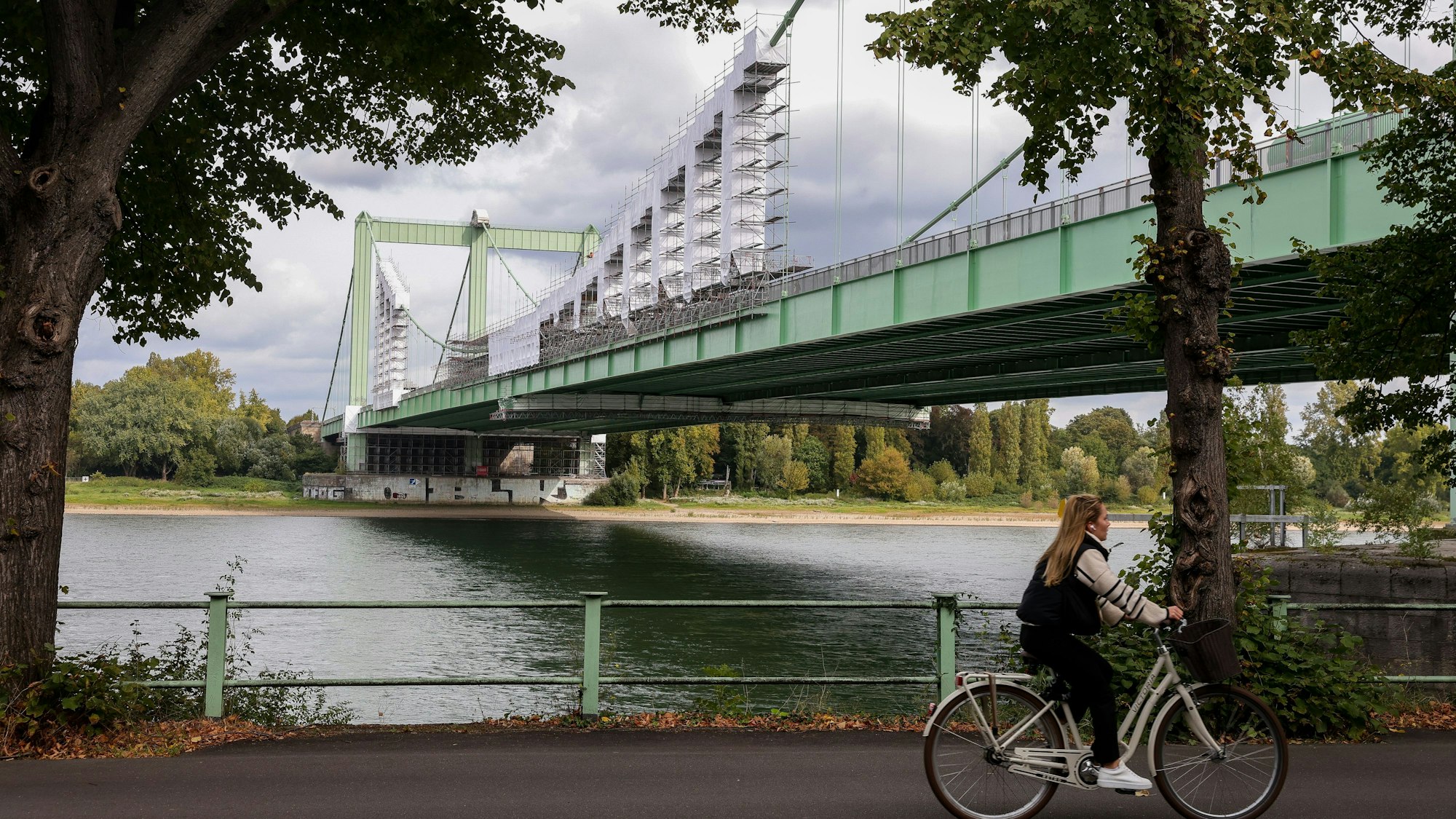 Das Bild zeigt die Rodenkirchener Brücke mit Baugerüst.