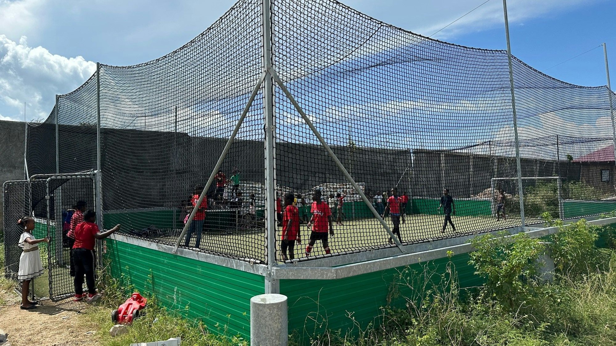 Auf einem Fußballplatz spielen Jungen.