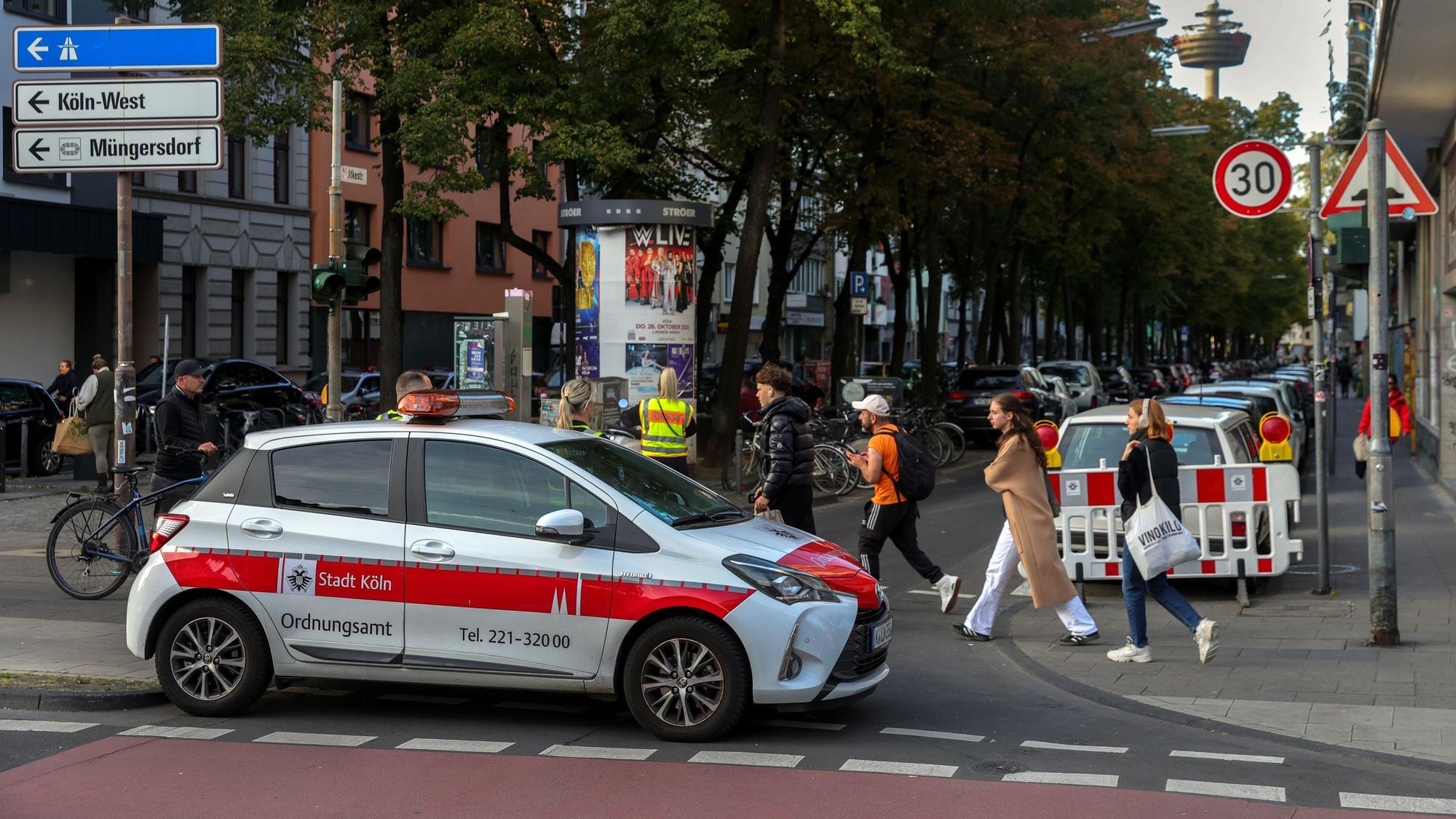 Nach dem Fund des Weltkriegsblindgängers hat das Kölner Ordnugnsamt zahlreiche Straßensperrungen errichtet, wie hier an der Ecke Moltkestraße / Aachener Straße.