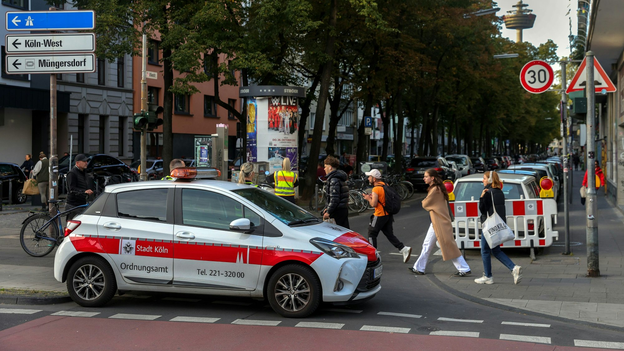 Nach dem Fund des Weltkriegsblindgängers hat das Kölner Ordnugnsamt zahlreiche Straßensperrungen errichtet, wie hier an der Ecke Moltkestraße / Aachener Straße.