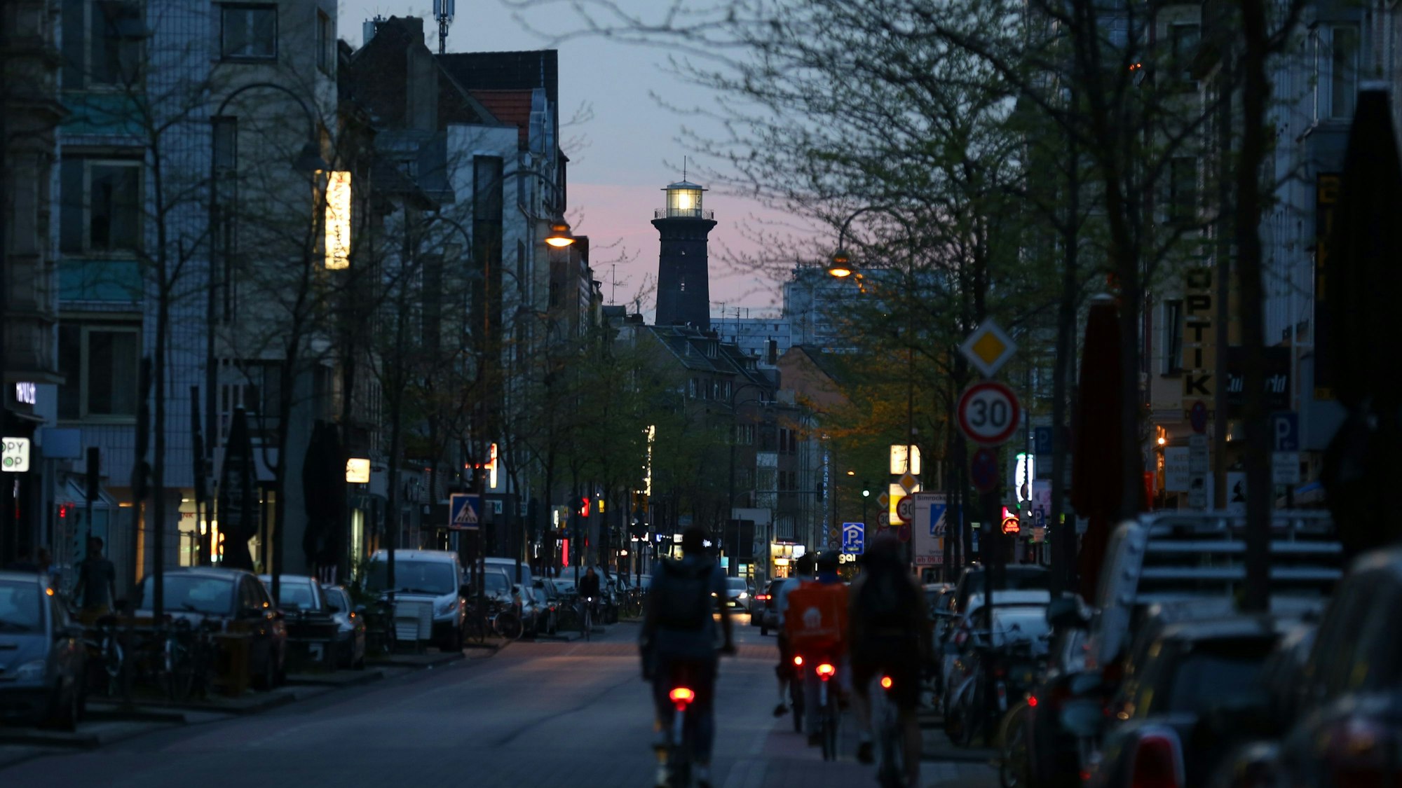 Abendstimmung in Ehrenfeld auf der Venloer Straße.