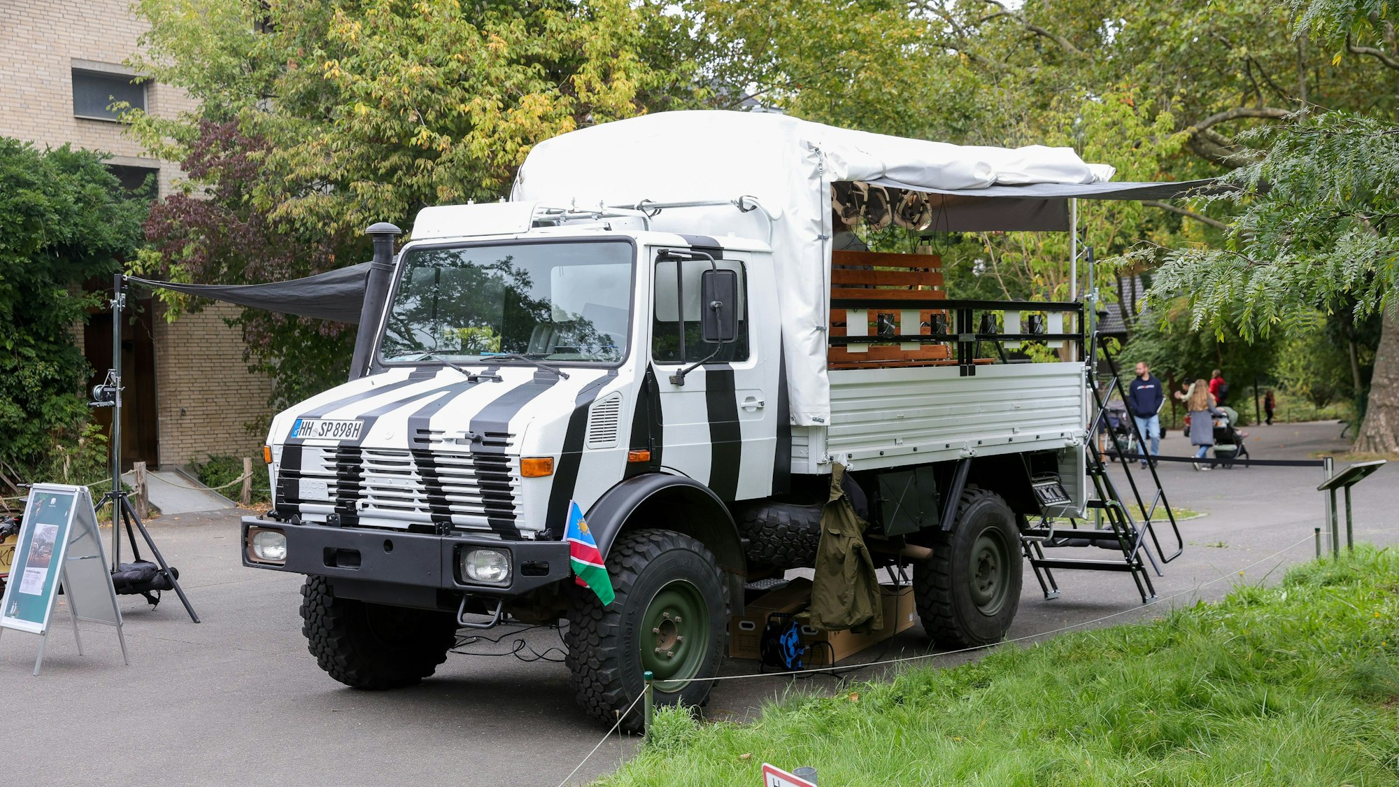 Der Safari-Truck steht im Zoo.