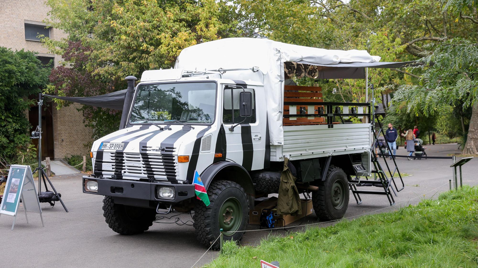 Der Safari-Truck steht im Zoo.