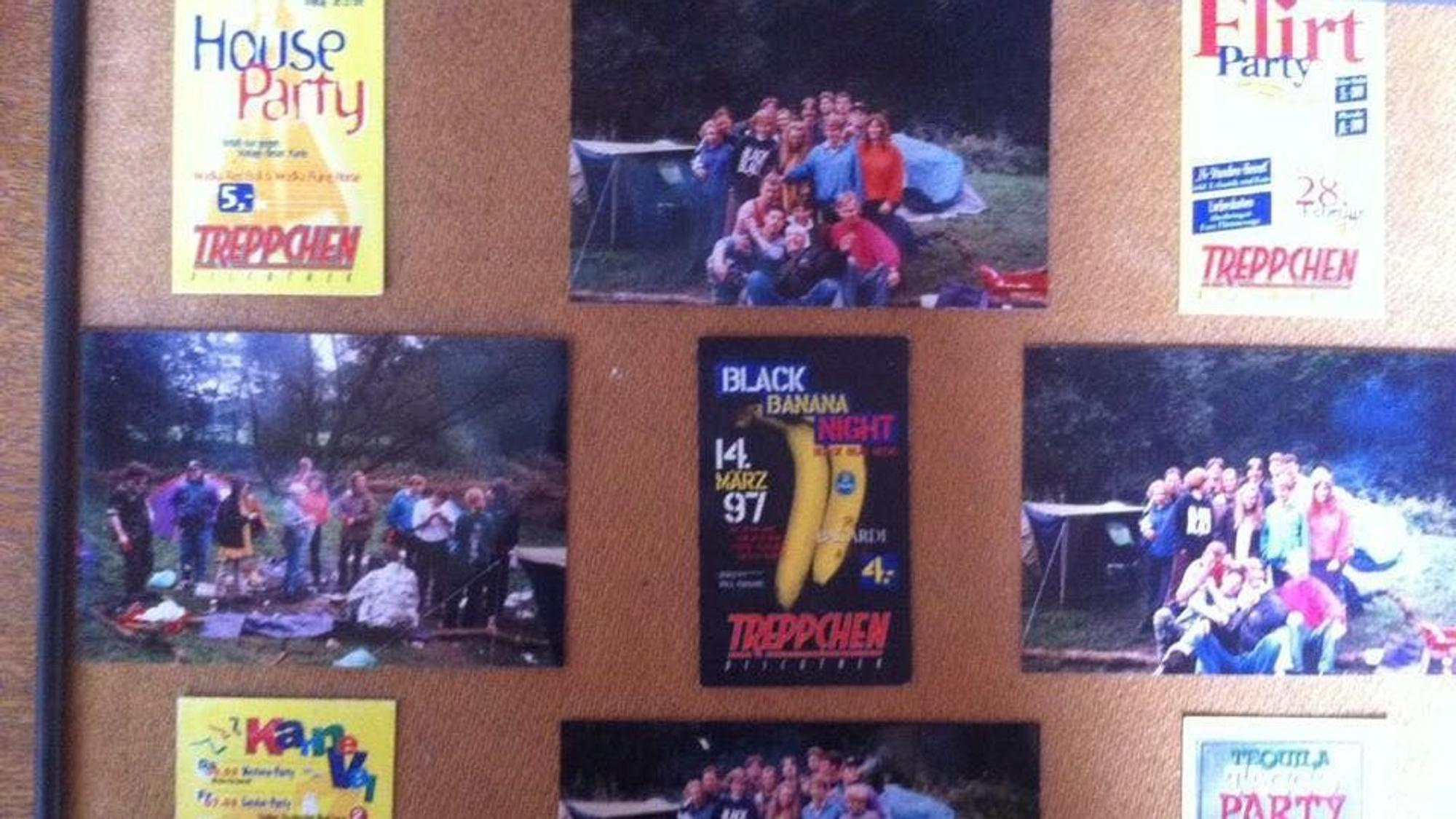 Karneval, Flirt oder House Party bis hin zur Banana Night: Werbeflyer für Veranstaltungen im Treppchen um 1997 sind auf einer Pinnwand zu sehen.