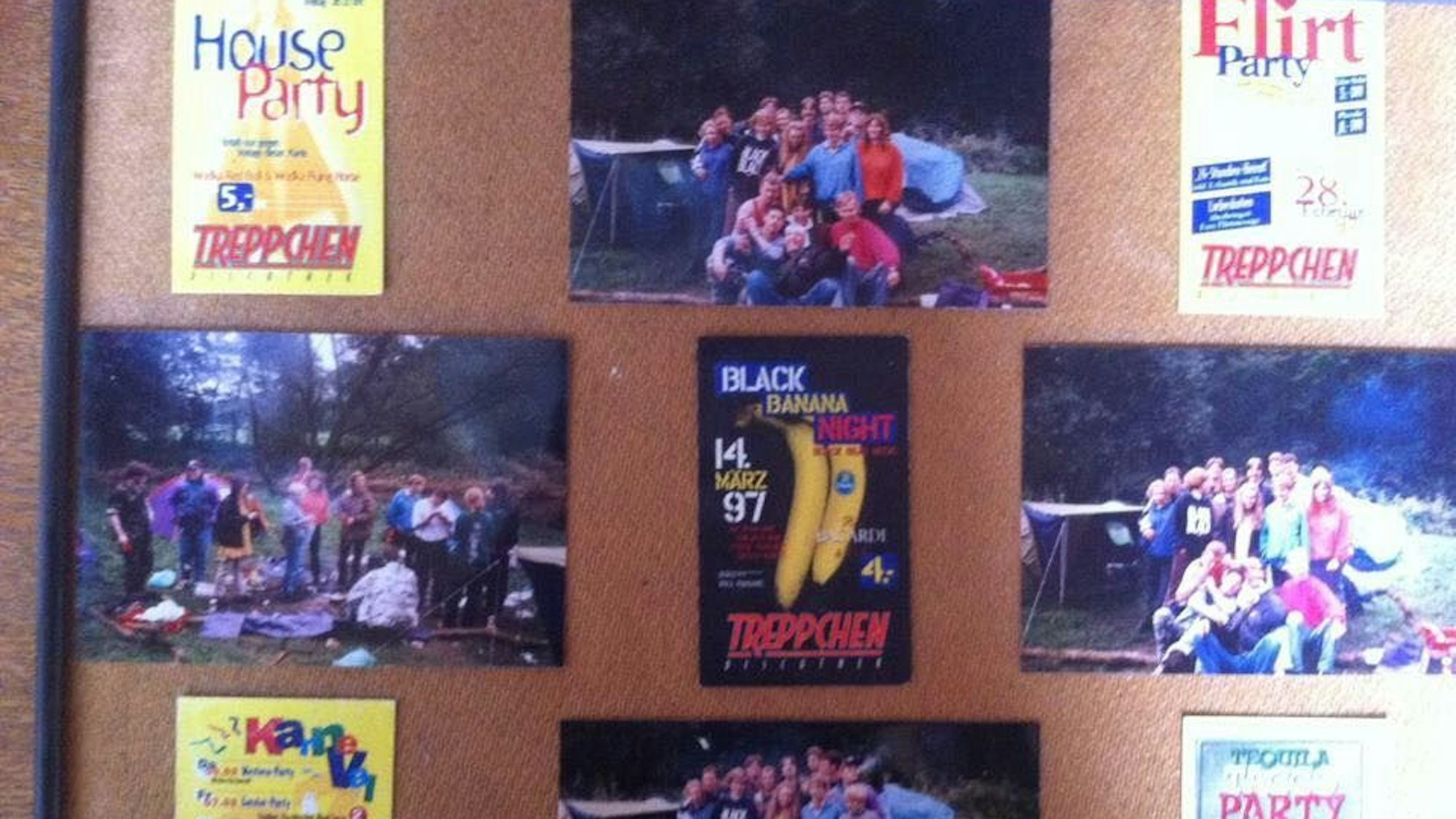 Karneval, Flirt oder House Party bis hin zur Banana Night: Werbeflyer für Veranstaltungen im Treppchen um 1997 sind auf einer Pinnwand zu sehen.