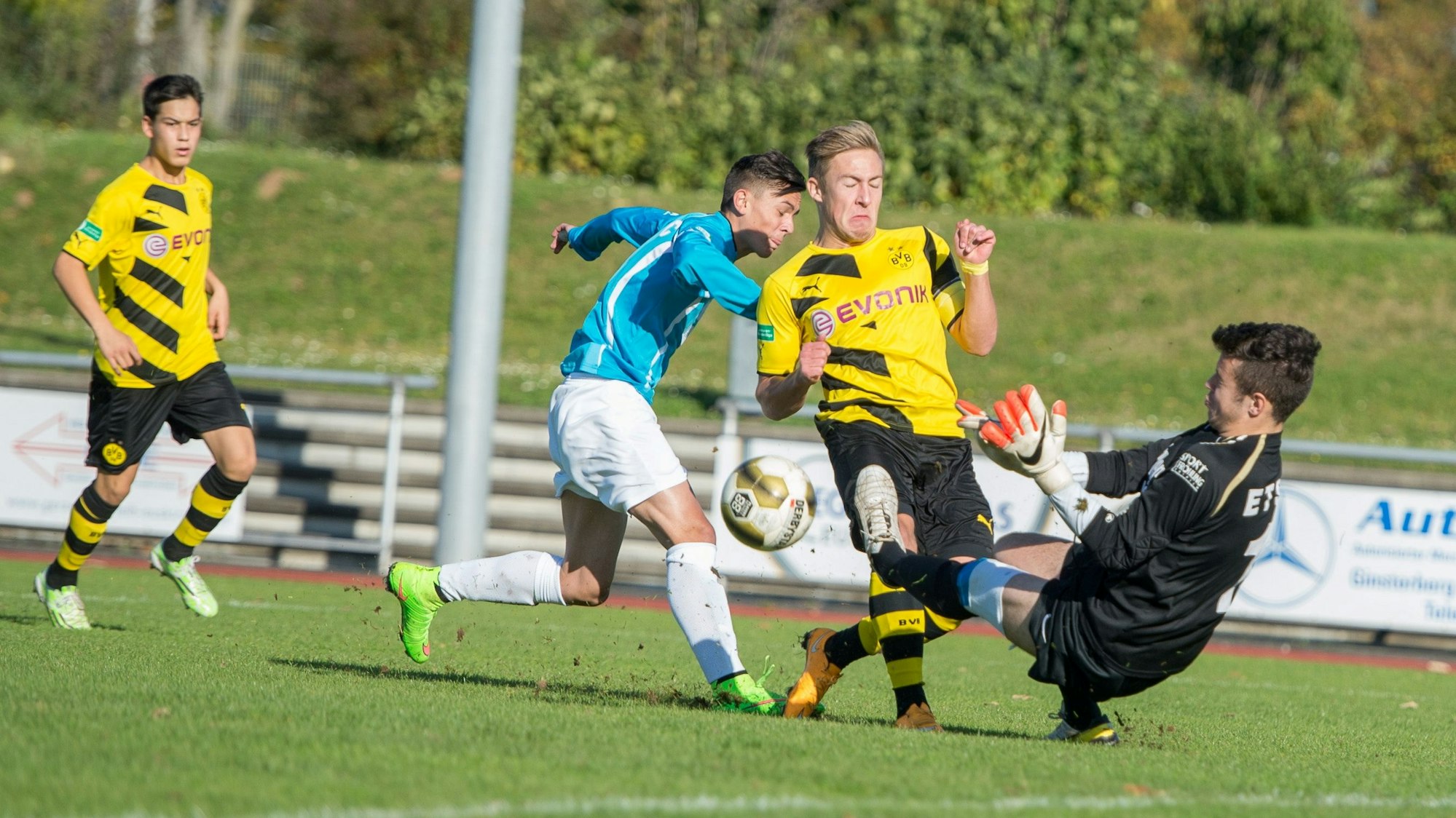 Das Bild zeigt Max Mies im schwarzen Torwart-Trikot, wie er einen Ball pariert.