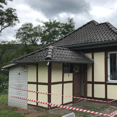 Der Bahnhof von Walporzheim an der Ahr wurde 1910 in Fachwerkbauweise errichtet. Der Zugang zum Gebäude ist mit Flatterband versperrt.