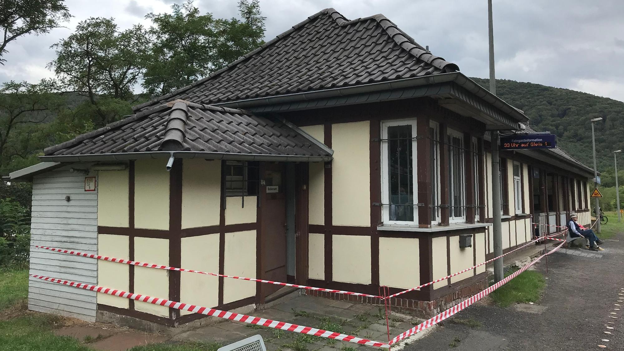 Der Bahnhof von Walporzheim an der Ahr wurde 1910 in Fachwerkbauweise errichtet. Der Zugang zum Gebäude ist mit Flatterband versperrt.
