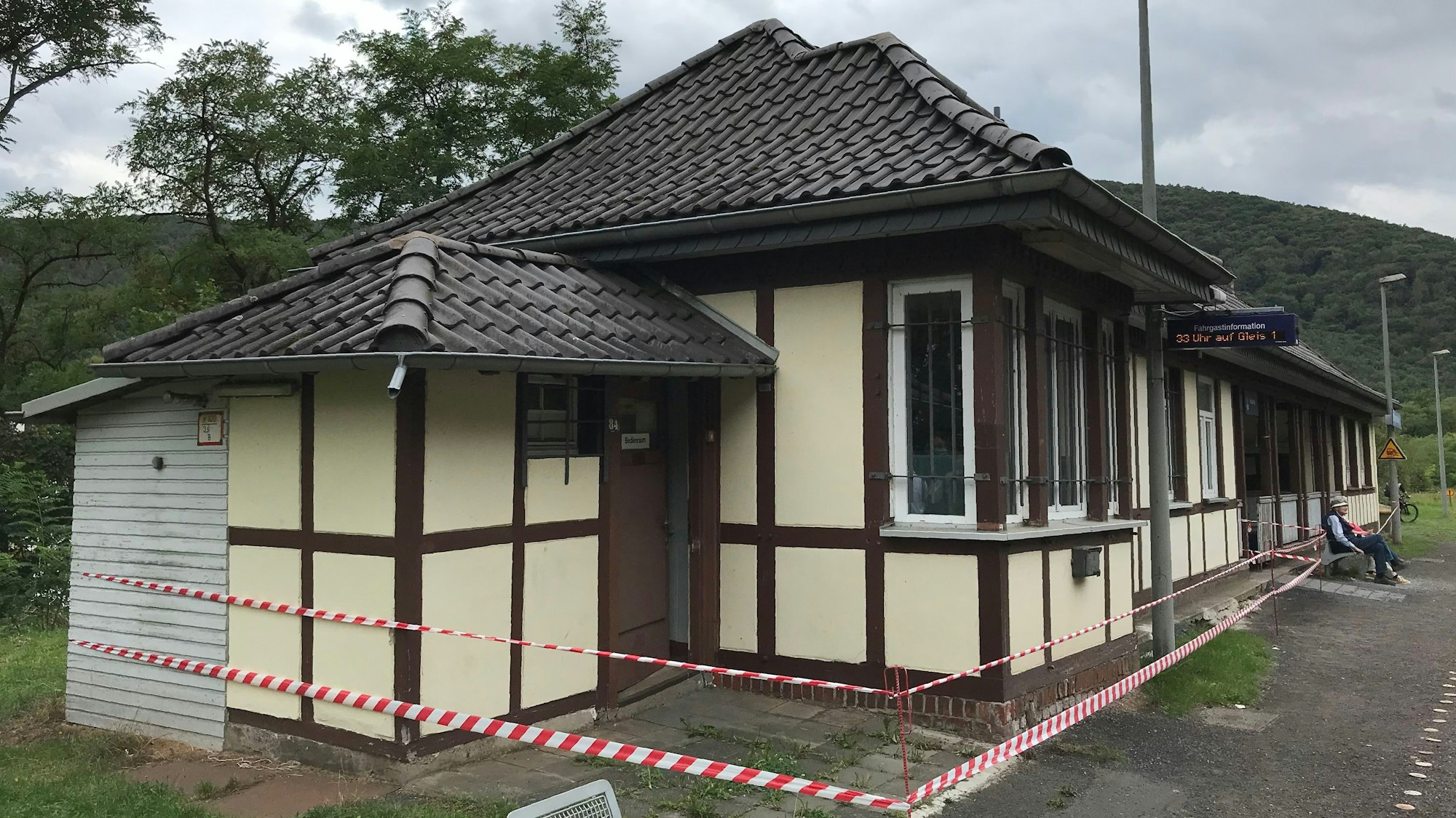 In Fachwerkbauweise errichtetes Bahnhofsgebäude (1912) in Walporzheim (Kreis Ahrweiler).