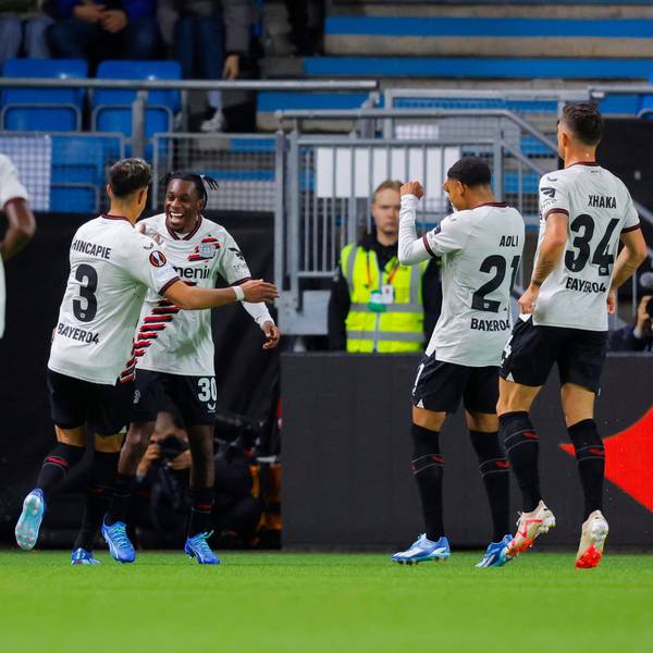 Spieler von Bayer Leverkusen bejubeln das Tor zum 0:1.