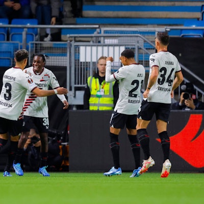 Spieler von Bayer Leverkusen bejubeln das Tor zum 0:1.