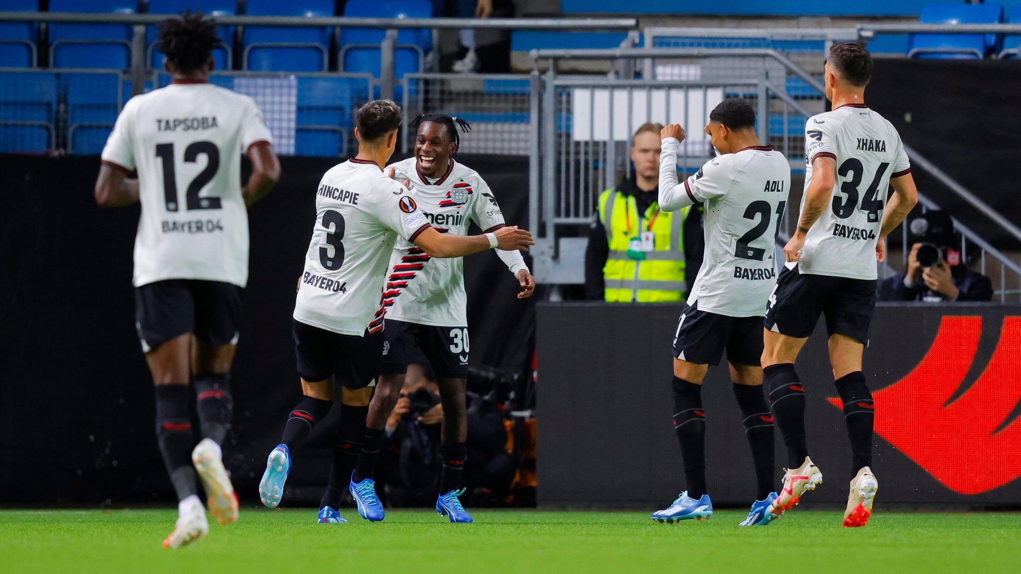 Spieler von Bayer Leverkusen bejubeln das Tor zum 0:1.