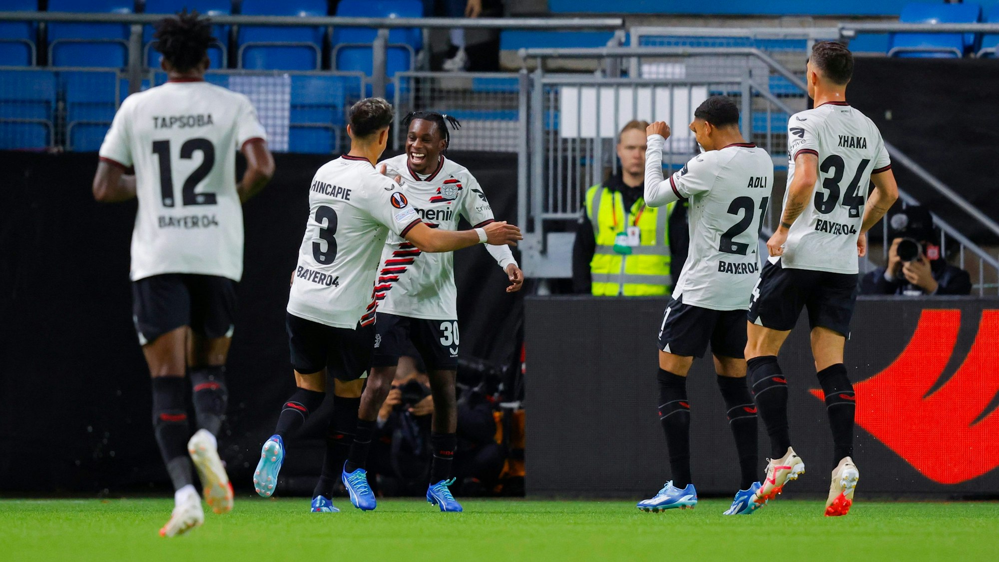 Spieler von Bayer Leverkusen bejubeln das Tor zum 0:1.