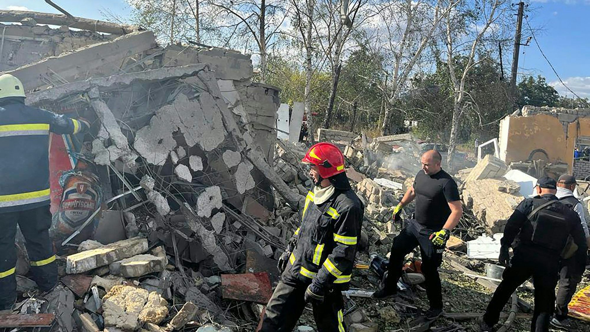 Bei dem schweren Raketenangriff auf das ukrainische Dorf Hroza sind nach ukrainischen Angaben mindestens 48 Menschen getötet worden.