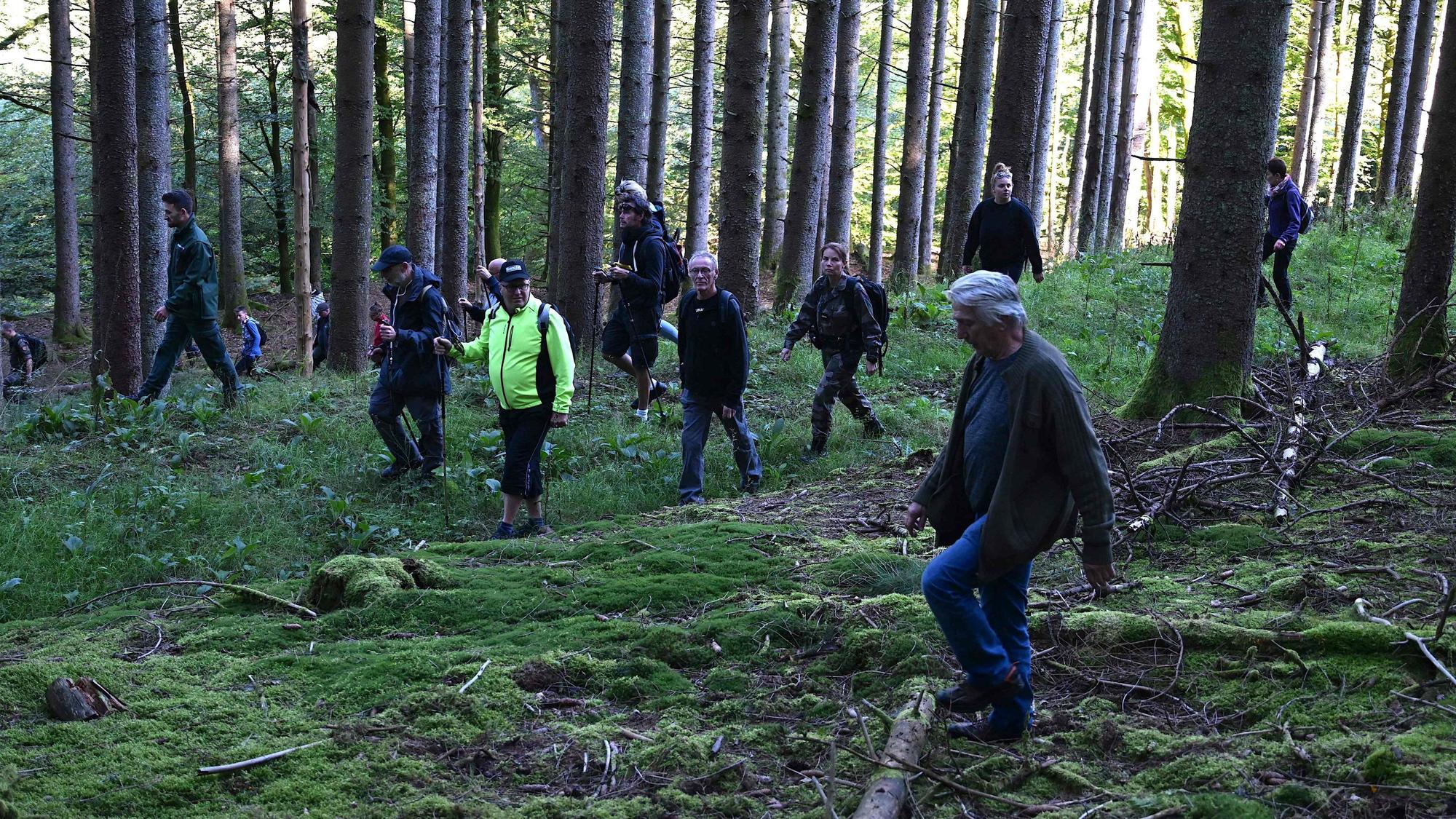 Freiwillige suchen gemeinsam mit der Polizei nach der vermissten Lina im Elsass. Die 15-Jährige war in der Nähe eines Waldstücks Ende September bei Saint-Blaise-la-Roche verschwunden.