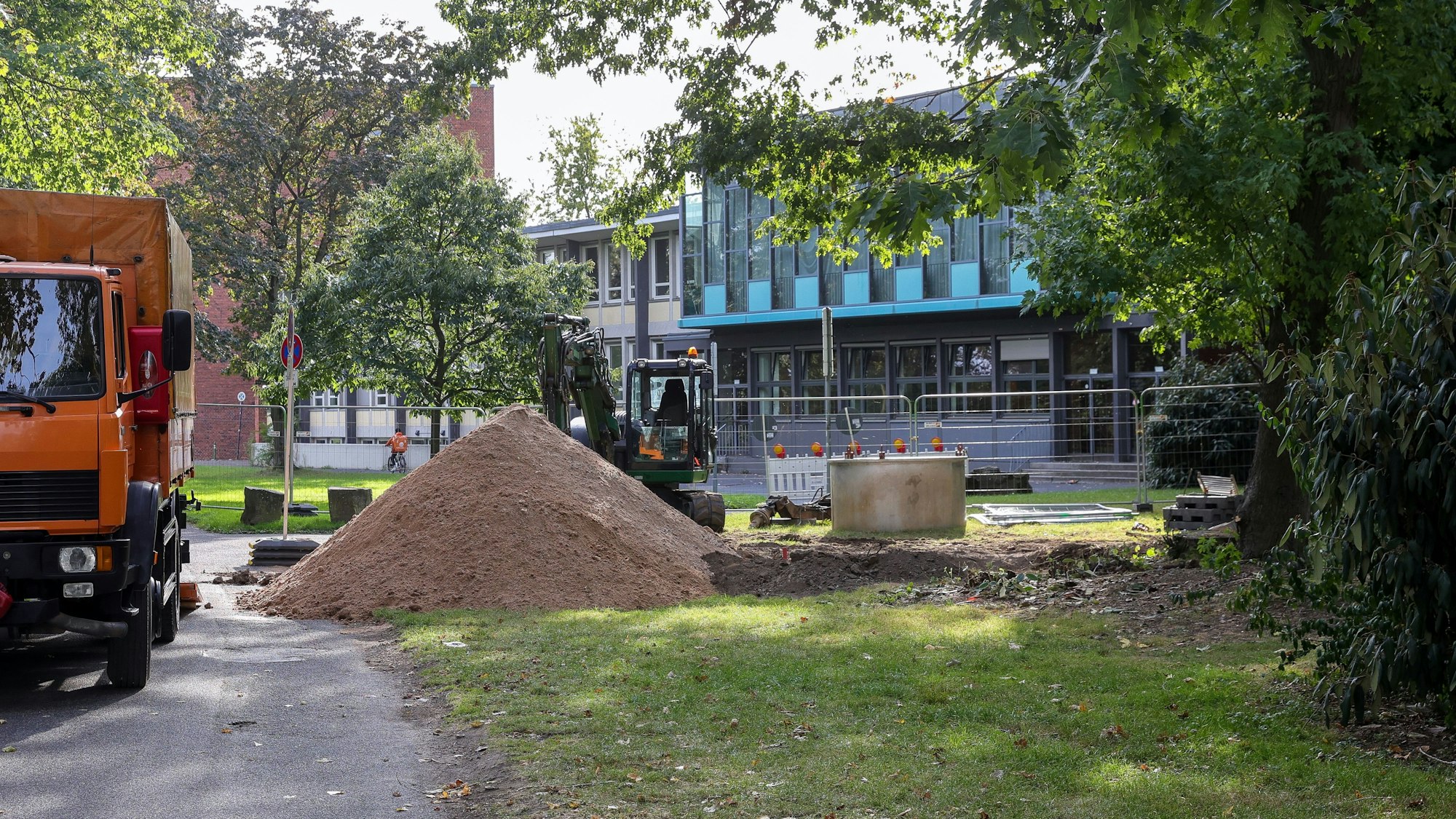 Bei Bauarbeiten wurde nahe dem sanierungsbedürftigen Kölner Gymnasium Kreuzgasse ein Bomben-Blindgänger aus dem Zweiten Weltkrieg gefunden. Die Sprengkörper soll noch am Donnerstag (5. Oktober) entschärft werden.