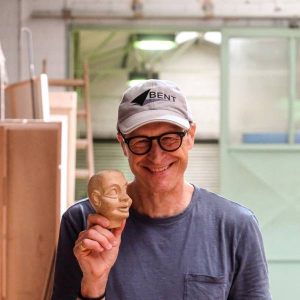 Zu sehen ist Werner Blum mit dem Kopf einer Hänneschen-Figur.