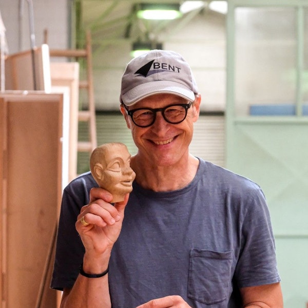 Zu sehen ist Werner Blum mit dem Kopf einer Hänneschen-Figur.