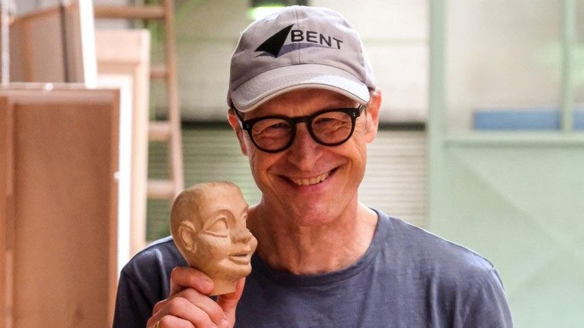 Zu sehen ist Werner Blum mit dem Kopf einer Hänneschen-Figur.