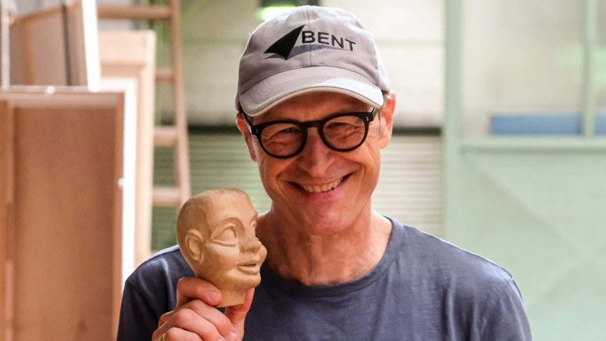 Zu sehen ist Werner Blum mit dem Kopf einer Hänneschen-Figur.
