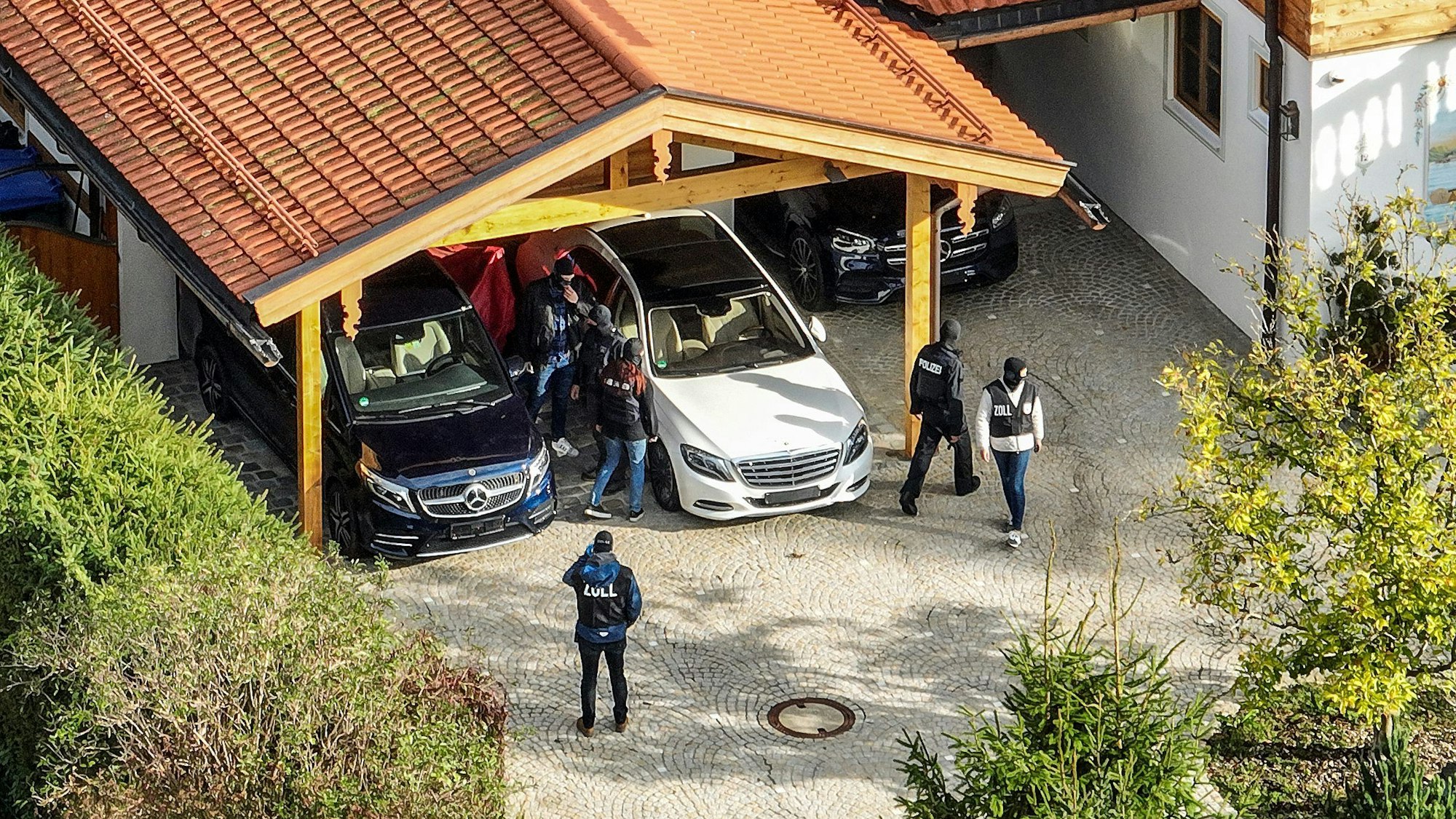 Zollbeamte stellen bei einer Razzia in einer Villa am Tegernsee Vermögenswerte sicher, die im Zusammenhang mit einem russischen Oligarchen stehen sollen. Unter anderem wurden aus der Villa mehrere hochwertige Fahrzeuge der Luxusklasse abtransportiert, wie dpa-Reporter berichteten.