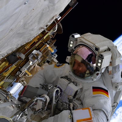 Der deutsche Astronaut Matthias Maurer arbeitet während eines Außeneinsatzes an der Raumstation ISS.