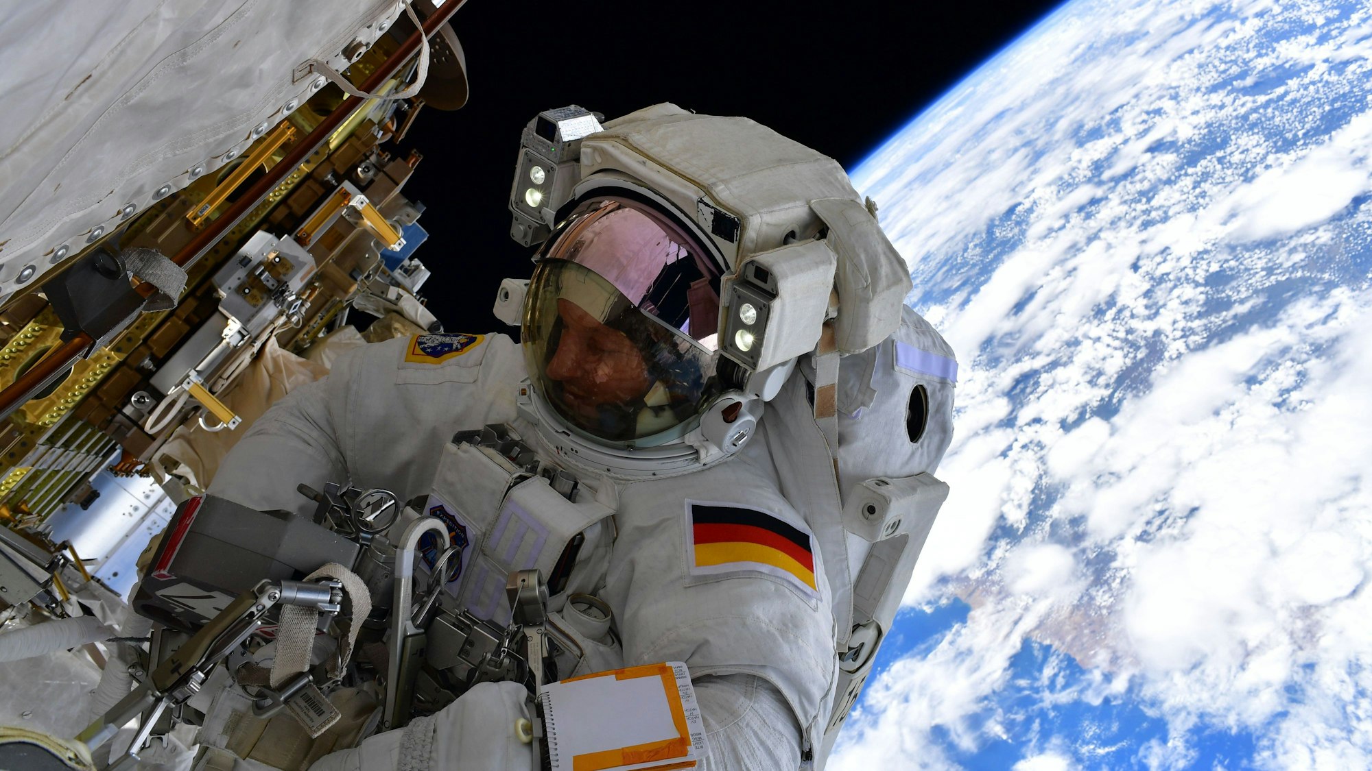Der deutsche Astronaut Matthias Maurer arbeitet während eines Außeneinsatzes an der Raumstation ISS.