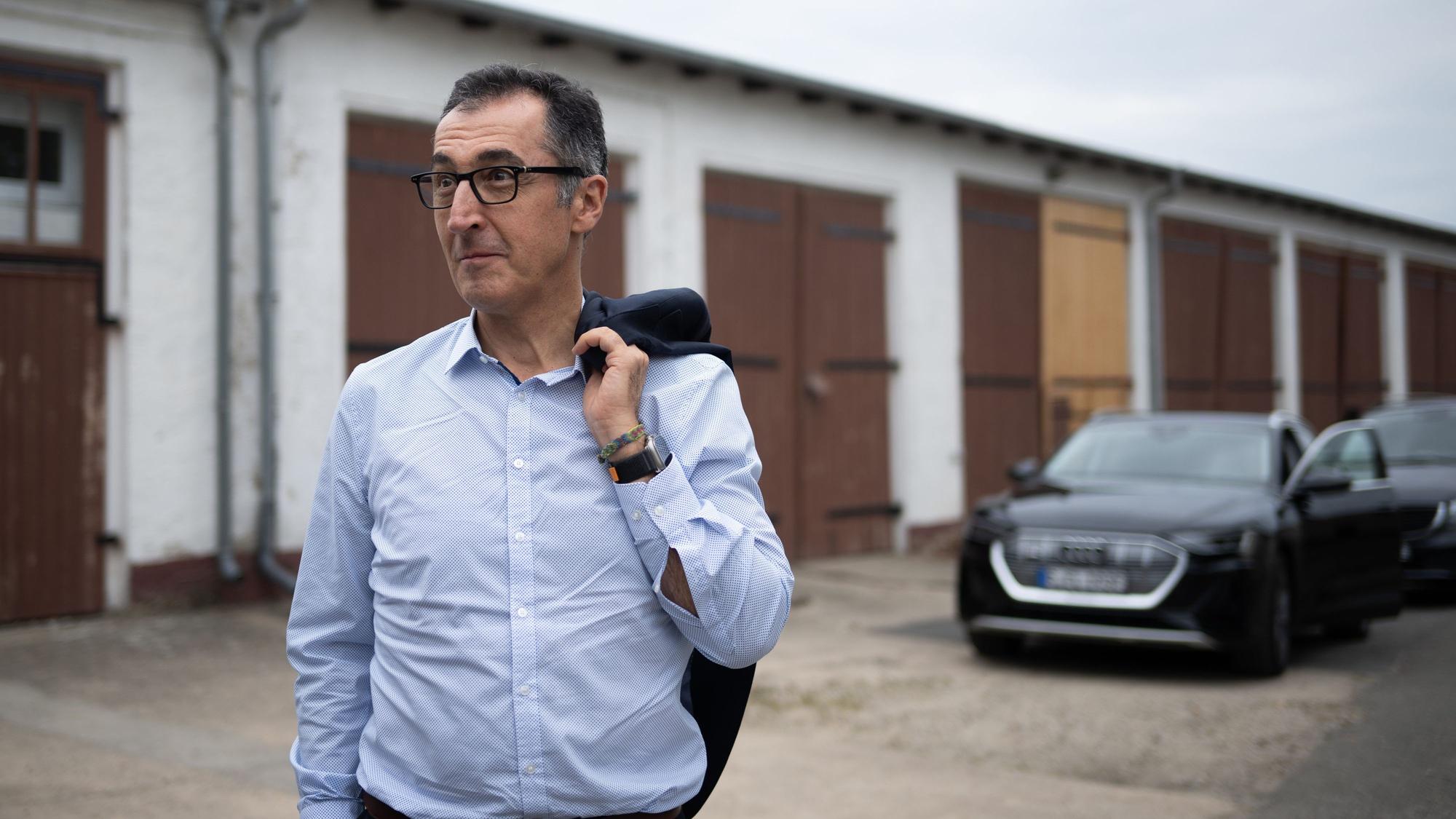 Cem Özdemir (Bündnis 90/Die Grünen), Bundesminister für Ernährung und Landwirtschaft, steht im Rahmen der Veranstaltung „Landwirtschaft vor Ort in Brandenburg“ auf dem AWO Reha-Gut Kemlitz. Zentral sind die Themen Umbau der Tierhaltungen sowie der Ausbau erneuerbarer Energien mit besonderem Fokus auf die Planungssicherheit für die Kommunen und die gesellschaftliche Akzeptanz.