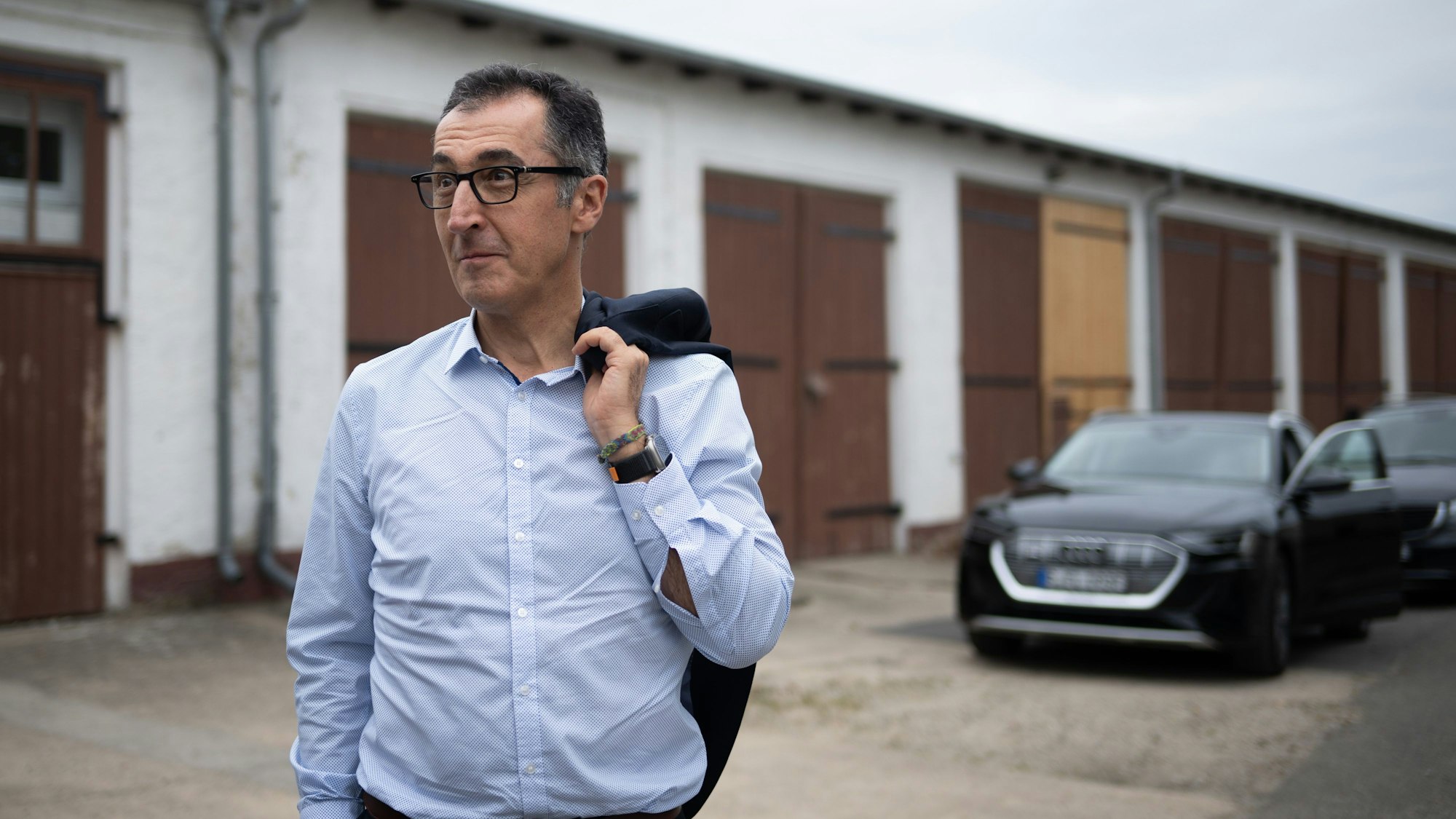 Cem Özdemir (Bündnis 90/Die Grünen), Bundesminister für Ernährung und Landwirtschaft, steht im Rahmen der Veranstaltung „Landwirtschaft vor Ort in Brandenburg“ auf dem AWO Reha-Gut Kemlitz. Zentral sind die Themen Umbau der Tierhaltungen sowie der Ausbau erneuerbarer Energien mit besonderem Fokus auf die Planungssicherheit für die Kommunen und die gesellschaftliche Akzeptanz.