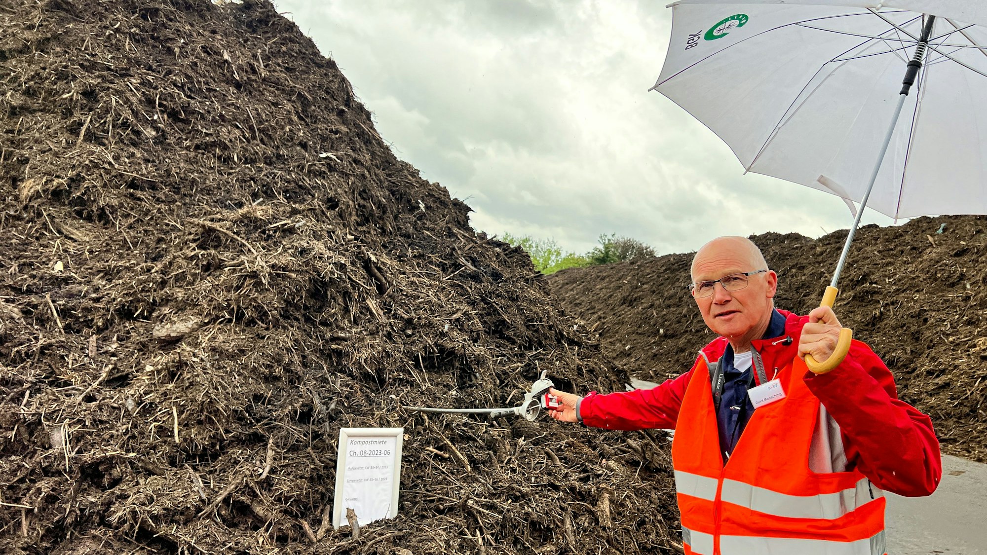 Gerd Mensching vor einem Komposthaufen.