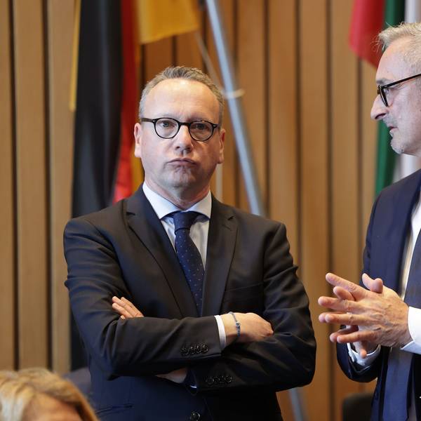 05.10.2023, Nordrhein-Westfalen, Düsseldorf: NRW-Justizminister Benjamin Limbach (Grüne, l) steht neben Werner Pfeil (FDP) vor der Sondersitzung Rechtsausschuss im Landtag. Nach einem Urteil des Verwaltungsgerichts Münster soll Limbach bei einer Stellenbesetzung zugunsten seiner Wunschkandidatin manipulativ eingegriffen haben. SPD und FDP hatten die Sondersitzung beantragt. Foto: David Young/dpa +++ dpa-Bildfunk +++