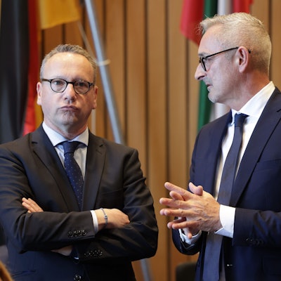 05.10.2023, Nordrhein-Westfalen, Düsseldorf: NRW-Justizminister Benjamin Limbach (Grüne, l) steht neben Werner Pfeil (FDP) vor der Sondersitzung Rechtsausschuss im Landtag. Nach einem Urteil des Verwaltungsgerichts Münster soll Limbach bei einer Stellenbesetzung zugunsten seiner Wunschkandidatin manipulativ eingegriffen haben. SPD und FDP hatten die Sondersitzung beantragt. Foto: David Young/dpa +++ dpa-Bildfunk +++