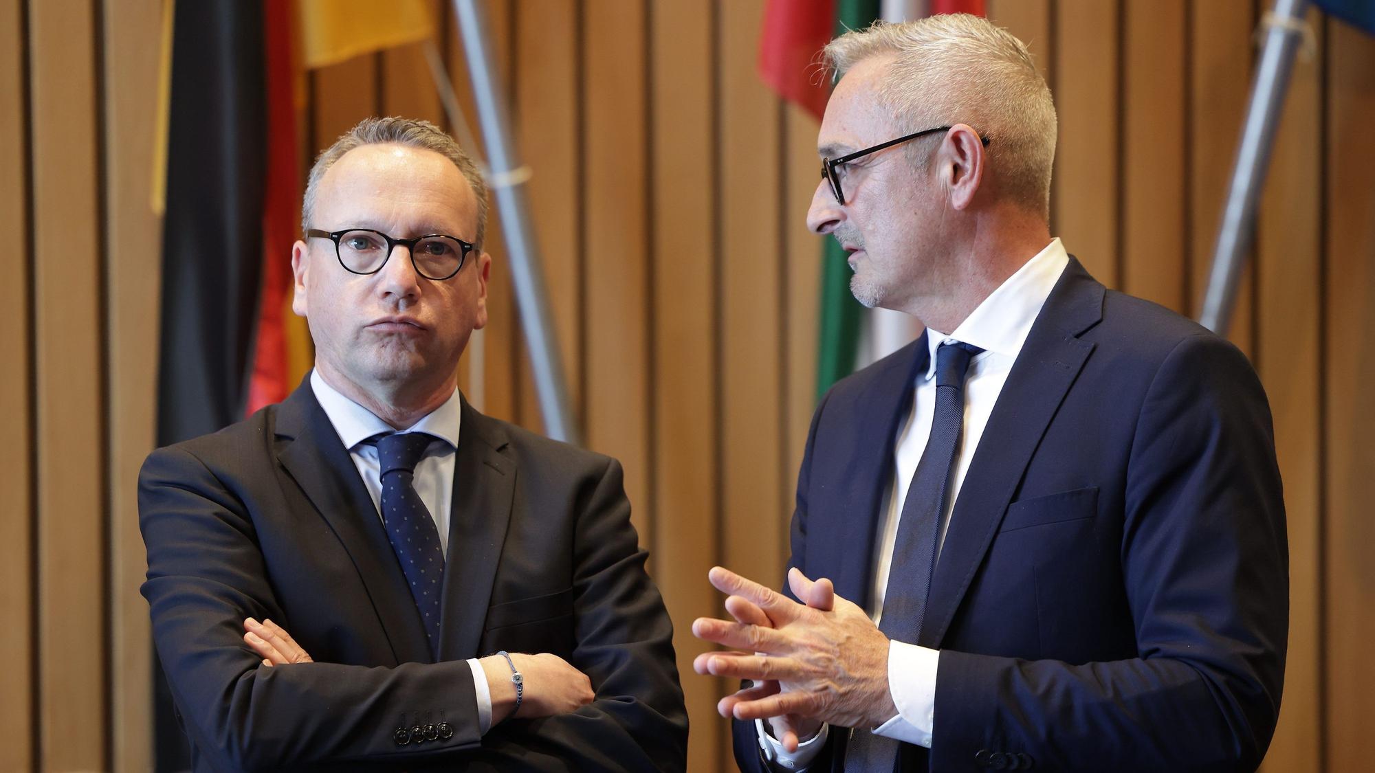 05.10.2023, Nordrhein-Westfalen, Düsseldorf: NRW-Justizminister Benjamin Limbach (Grüne, l) steht neben Werner Pfeil (FDP) vor der Sondersitzung Rechtsausschuss im Landtag. Nach einem Urteil des Verwaltungsgerichts Münster soll Limbach bei einer Stellenbesetzung zugunsten seiner Wunschkandidatin manipulativ eingegriffen haben. SPD und FDP hatten die Sondersitzung beantragt. Foto: David Young/dpa +++ dpa-Bildfunk +++