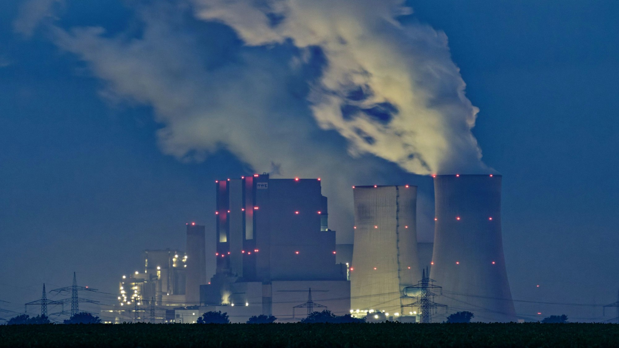 12.09.2023, Nordrhein-Westfalen, Köln: Wasserdampf kommt aus den Kühltürmen des Braunkohlekraftwerks Neurath. Foto: Henning Kaiser/dpa +++ dpa-Bildfunk +++