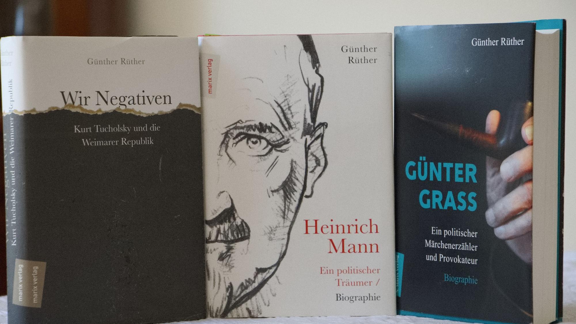Das Bild zeigt Rüthers Bücher über Kurt Tucholsky, Heinrich Mann und Günter Grass.