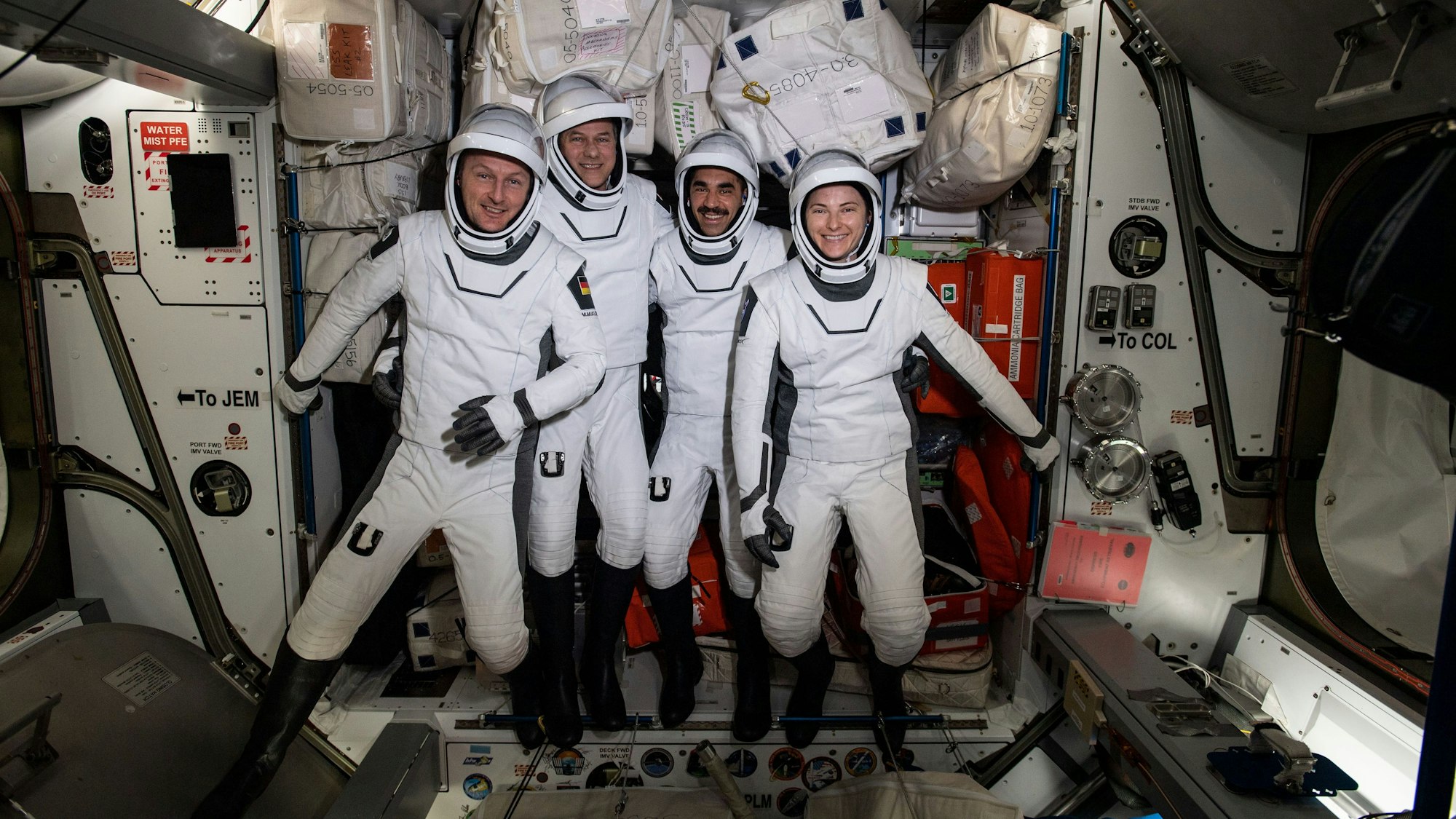 HANDOUT - 21.04.2022, ---, Iss: Esa-Astronaut Matthias Maurer (l-r) und die Nasa-Astronauten Tom Marshburn, Raja Chari und Kayla Barron posieren auf der ISS während einer Überprüfung ihrer Raumanzüge vor der Rückkehr zur Erde. Sie sollen sich voraussichtlich am Donnerstag auf dem Weg von der Internationalen Raumstation ISS zurück zur Erde machen. (zu dpa «Rückflug von ISS-Astronaut Maurer für Donnerstag geplant») Foto: Thomas Marshburn/NASA/ESA/dpa - ACHTUNG: Nur zur redaktionellen Verwendung und nur mit vollständiger Nennung des vorstehenden Credits +++ dpa-Bildfunk +++