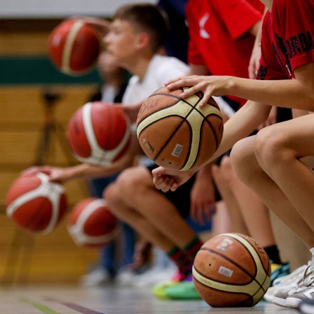 Training der Basketball Jugendmannschaft U14 des Deutzer TV in der Sporthalle Reitweg in Köln Deutz, Nachwuchsspieler dribbeln Basketbälle
