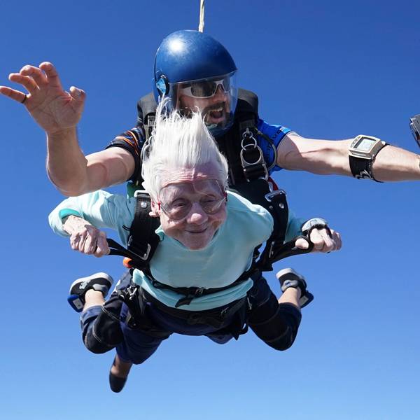 Das Foto zeigt Dorothy Hoffner, 104, die mit dem Tandemspringer Derek Baxter durch die Luft fällt, als sie am Sonntag, dem 1. Oktober 2023, bei Skydive Chicago in Ottawa, Illinois, die älteste Person der Welt wird, die mit dem Fallschirm springt