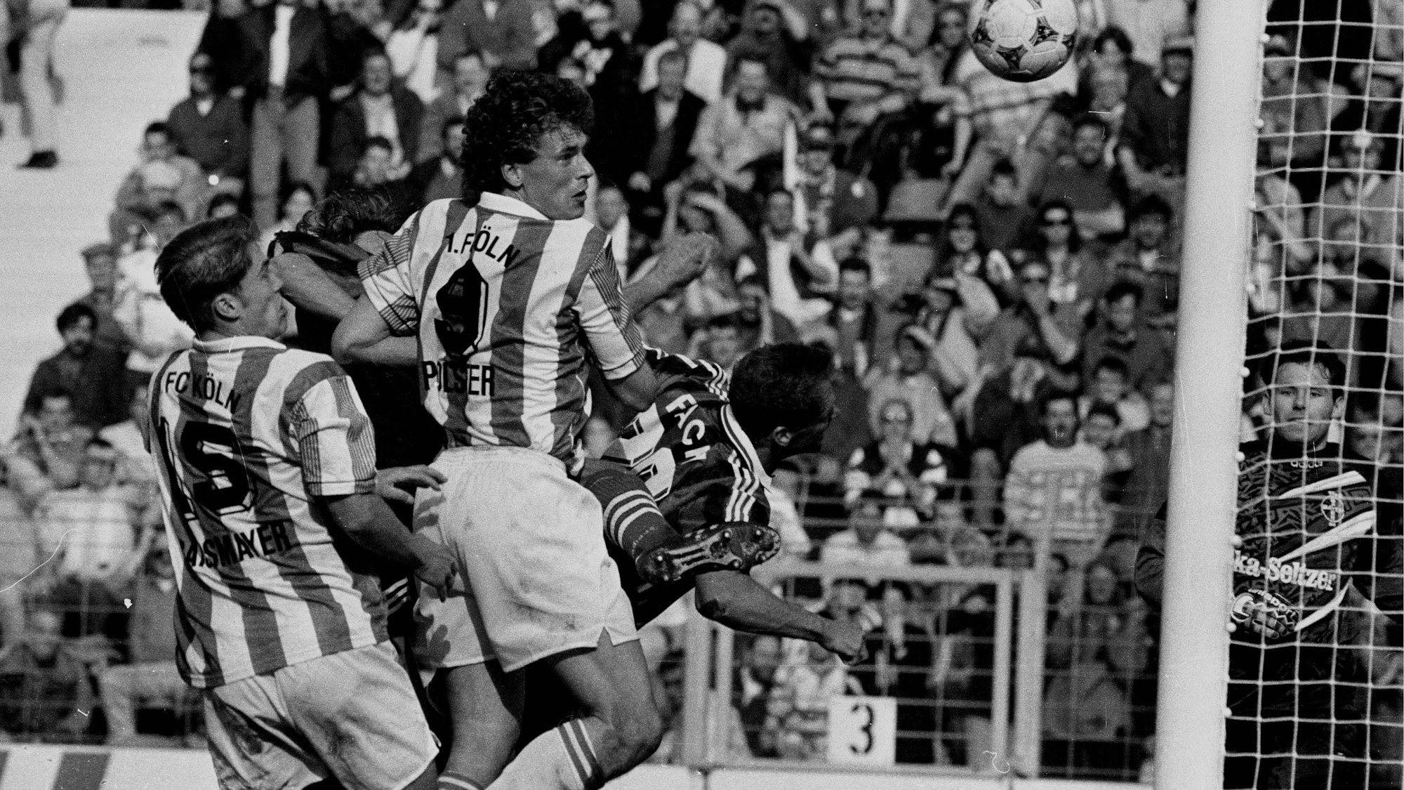In der Bildmitte köpft der Kölner Stürmer Toni Polster den Ball Richtung Tor.