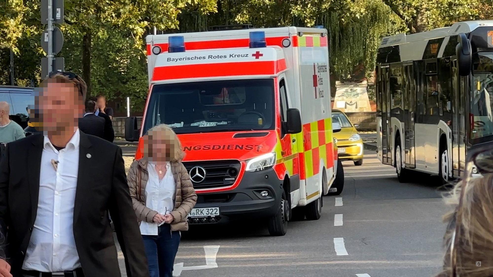 AfD-Veranstaltung in Ingolstadt: ein Krankenwagen steht am Rande des Events, in dem Fahrzeug soll AfD-Chef Tino Chrupalla ins Krankenhaus gebracht worden sein.