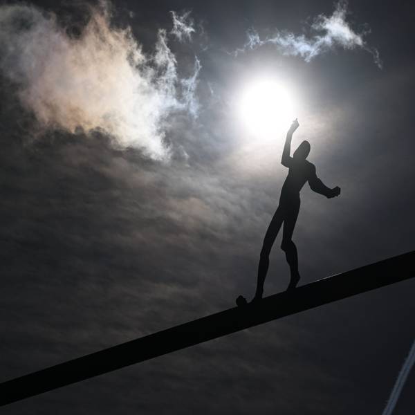 Im Gegenlicht der strahlenden Sonne hebt sich die Skywalker Figur am Esslinger Schelztorturm ab.