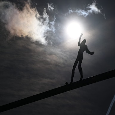 Im Gegenlicht der strahlenden Sonne hebt sich die Skywalker Figur am Esslinger Schelztorturm ab.