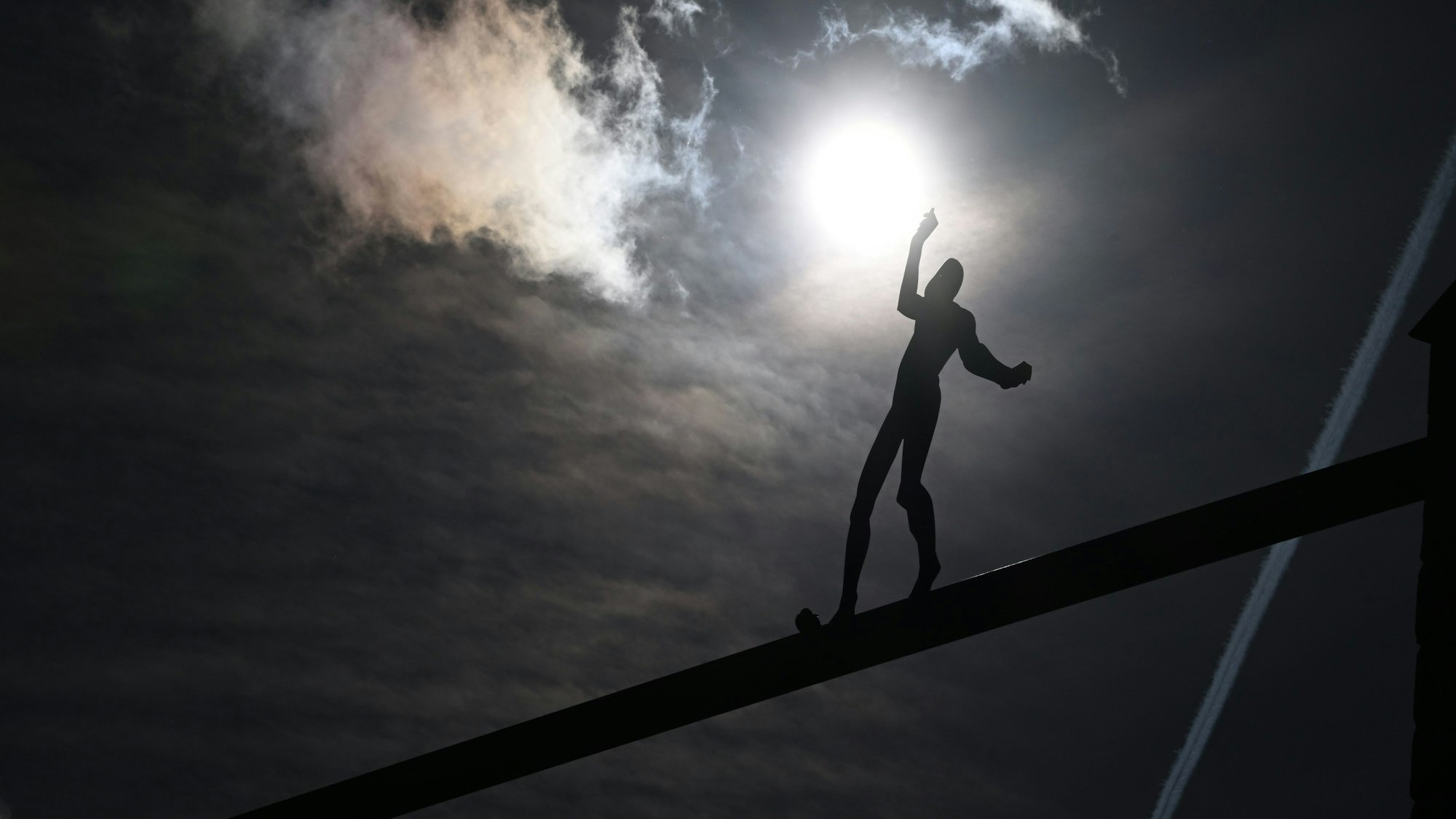 Im Gegenlicht der strahlenden Sonne hebt sich die Skywalker Figur am Esslinger Schelztorturm ab.