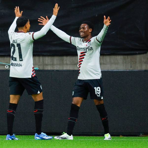 Bayer Leverkusens Nathan Tella (r.) feiert sein Tor zum 0:2 mit seinem Teamkollegen Amine Adli.